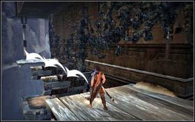 Z podestu skocz na kolumnę, przejdź do samej góry i wychyl się w kierunku metalowego kółka - Brama Królewska | Zrujnowana Cytadela Prince of Persia - Prince of Persia - poradnik do gry