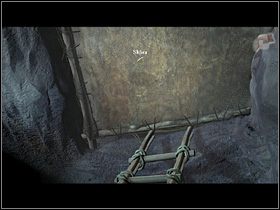 W stropie na lewo od skóry dostrzega pękniecie, w które próbuje wetknąć widelec - Zastawić pułapkę na potwora | Jaskinia | Zaginiona historia Tale of Hero - Zaginiona historia: Tale of Hero - poradnik do gry