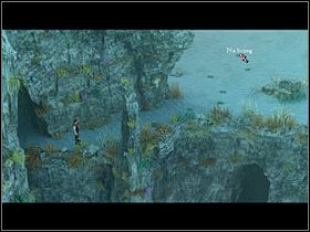 W tym momencie uwidacznia się ukryty do tej pory w cieniu załom po prawej, w którym znajduje się przejście (ciemna szczelina) do dalszej części jaskini (jeśli nie zdążyłeś go kliknąć przez ten krótki moment, kiedy jest widoczne, ponownie użyj tuszoplujki na łodygach) - Znaleźć błękitną rozgwiazdę | Głębiny oceanu | Zaginiona historia Tale of Hero - Zaginiona historia: Tale of Hero - poradnik do gry