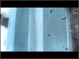 Zatem Olaf najpierw w każdym z czterech punktów wywierca nożem otworek, potem w każdy z nich wkłada kolec i na koniec wbija je wszystkie w lód kamieniem - Przedostać się przez kolce | Lodowa Kraina | Zaginiona historia Tale of Hero - Zaginiona historia: Tale of Hero - poradnik do gry