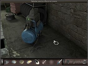 Następnie przechodzi na prawą stronę warsztatu i przygląda się kompresorowi (zbliżenie) - Warsztat; fontanna; antykwariat | Hiszpania, Azarra - Art of Murder: Klątwa Lalkarza - poradnik do gry