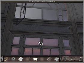 Teraz Nicole kieruje się ku środkowemu oknu, na którym (zbliżenie) dostrzega odciski czyichś palców, które fotografuje - Sala baletowa | Francja, Paryż | Art of Murder Klątwa Lalkarza - Art of Murder: Klątwa Lalkarza - poradnik do gry