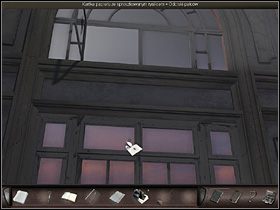 Pod jej drzwiami zauważa brudny mop na drewnianym kiju (po lewej), który również uznaje za przydatny - Sala baletowa | Francja, Paryż | Art of Murder Klątwa Lalkarza - Art of Murder: Klątwa Lalkarza - poradnik do gry