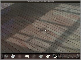 Ów wymalowany na szybie znak odbija się na lakierowanym parkiecie sali baletowej - Sala baletowa | Francja, Paryż | Art of Murder Klątwa Lalkarza - Art of Murder: Klątwa Lalkarza - poradnik do gry