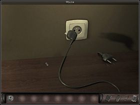 Nicole przygląda się zatem antenie (z prawej strony biurka; zbliżenie) - Hotel #1 | Francja, Paryż | Art of Murder Klątwa Lalkarza - Art of Murder: Klątwa Lalkarza - poradnik do gry