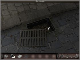 Zamyka skrzyneczkę i maszeruje na ulicę, gdzie śrubokrętem podnosi kratkę ściekową i poprzez woreczek na dowody wyciąga spod niej złotą bransoletę z wygrawerowanym imieniem Lukas - Mieszkanie Jacka Dupree #1 | Francja, Paryż | Art of Murder Klątwa Lalkarza - Art of Murder: Klątwa Lalkarza - poradnik do gry