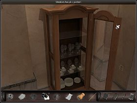 Maszeruje więc pod schody, gdzie przekonuje się, że owo wyjście dla personelu (po lewej) jest zamknięte - Hotel #2 | Francja, Paryż | Art of Murder Klątwa Lalkarza - Art of Murder: Klątwa Lalkarza - poradnik do gry