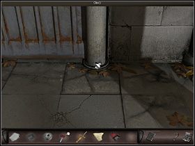 Bada też usytuowane po obu bokach drzwi kolumny, a w szczególności otwory u ich podstawy - Cmentarz Montmartre (1) | Francja, Paryż | Art of Murder Klątwa Lalkarza - Art of Murder: Klątwa Lalkarza - poradnik do gry