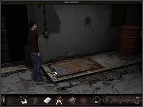 Tam kieruje się ku stercie piachu po lewej, przy której leży przewrócona taczka - Moulin Rouge | Francja, Paryż | Art of Murder Klątwa Lalkarza - Art of Murder: Klątwa Lalkarza - poradnik do gry