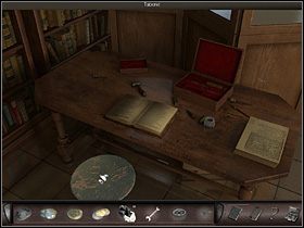 Pociągnięciem za pełniący rolę klamki sznurek otwiera skrytkę i wydostaje z niej ukrytą tam przez antykwariusza listę osób oraz leżące obok niej kluczyki do motoru - Antykwariat #2 | Hiszpania, Azarra | Art of Murder Klątwa Lalkarza - Art of Murder: Klątwa Lalkarza - poradnik do gry