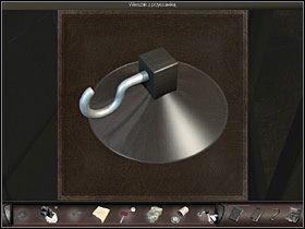 Niemal naprzeciwko znajduje się budka telefoniczna, do której dziewczyna zagląda, ot tak - na wszelki wypadek (zbliżenie) - Brama; mur; budka telefoniczna; przystań | Francja, Marsylia - Art of Murder: Klątwa Lalkarza - poradnik do gry