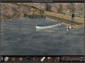 Teraz maszeruje ku drugiej łódce i bada jej tył (zbliżenie) - Brama; mur; budka telefoniczna; przystań | Francja, Marsylia - Art of Murder: Klątwa Lalkarza - poradnik do gry