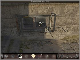 Znalazłszy się pod pałacem, Nicole kieruje się do wejścia - jednak rzut oka przez szybę uświadamia jej, że obiekt chroniony jest nie tylko z zewnątrz, ale i wewnątrz - Posiadłość Louisa Carnota | Francja, Marsylia | Art of Murder Klątwa Lalkarza - Art of Murder: Klątwa Lalkarza - poradnik do gry