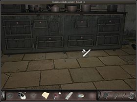 Sprawdza drzwi po obu stronach holu, po czym maszeruje na piętro, ale i tu jedne, i drugi drzwi są zamknięte - Posiadłość Louisa Carnota | Francja, Marsylia | Art of Murder Klątwa Lalkarza - Art of Murder: Klątwa Lalkarza - poradnik do gry