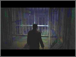 Nie jesteś w stanie wejść do środka, dlatego szybko przeskocz przez kratę po lewej stronie, odsuń blokadę i użyj łomu przy drzwiach - Lair | Silent Hill | Silent Hill Homecoming - Silent Hill: Homecoming - poradnik do gry