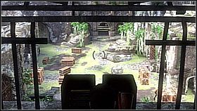 Po pokonaniu schodów Drake trafił do tunelu z łukami - z oddali nadbiegli wrogowie, a część z nich czaiła się na kolejnych balkonach po prawej - Rozdział 6 Unlocking the Past | Przygoda | Solucja Uncharted Drakes Fortune - Uncharted: Drakes Fortune - poradnik do gry