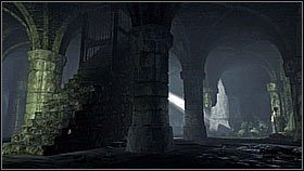 Gdy tylko Nate wszedł skromnymi schodkami do góry rzucił się za skrzynię - zza większych schodów przed nim wybiegli wrogowie - Rozdział 14 Going Underground | Przygoda | Solucja Uncharted Drakes Fortune - Uncharted: Drakes Fortune - poradnik do gry