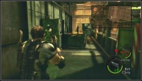 Musimy teraz dostać się na platformę, na którą prowadzą schody - Experimental Facility (5-2) (1) | Opis przejścia Resident Evil 5 - Resident Evil 5 - poradnik do gry