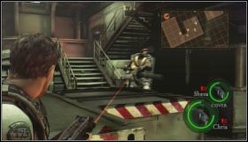 Gdy zginie, zbieramy upuszczony przez niego A Keycard , wchodzimy po schodach i biegniemy w prawo - Ship Deck (6-1) | Opis przejścia Resident Evil 5 - Resident Evil 5 - poradnik do gry