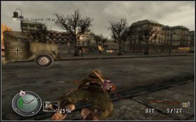 Po wyjściu z podziemi zabijamy nadciągających z lewej wrogów, a potem dwóch kolejnych, na dachu budynku przed nami [1] - [Opis przejścia] Zabezpiecz Stację U-Bahn | Sniper Elite Berlin 1945 - Sniper Elite: Berlin 1945 - poradnik do gry