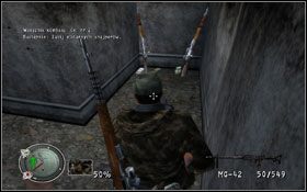 Podnosimy ekwipunek leżący na ziemi i podążamy zgodnie z zaznaczoną na mapie trasą, zabijając z użyciem karabinu snajperskiego każdego napotkanego nieprzyjaciela - [Opis przejścia] Wycofaj się z Nordsig | Sniper Elite Berlin 1945 - Sniper Elite: Berlin 1945 - poradnik do gry