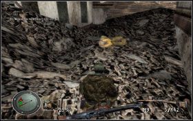 Zabieramy nasz ekwipunek i likwidujemy snajpera widocznego na dachu budynku na północnym zachodzie - [Opis przejścia] Unieszkodliw Katiusze | Sniper Elite Berlin 1945 - Sniper Elite: Berlin 1945 - poradnik do gry