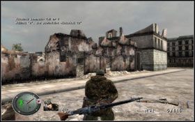 Nakazujemy pilotowi, aby ruszył naszym śladem, zabijamy przeciwnika kryjącego się za położonym blisko nas ogrodzeniem, potem kolejnego - w ruinach budynku przed nami [1] - [Opis przejścia] Odnajdź Pilota | Sniper Elite Berlin 1945 - Sniper Elite: Berlin 1945 - poradnik do gry