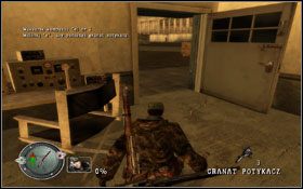 Nie wypuszczając pistoletu z dłoni, zakradamy się do wnętrza wierzy [02] i po cichu zabijamy strażnika w pomieszczeniu na dole - [Opis przejścia] Lotnisko Tempelhof | Sniper Elite Berlin 1945 - Sniper Elite: Berlin 1945 - poradnik do gry