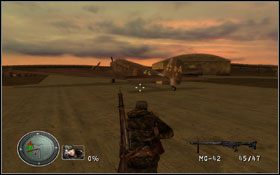 Czołgając się, zajmujemy pozycję strzelecką przy oknie wychodzącym na teren lotniska - [Opis przejścia] Lotnisko Tempelhof | Sniper Elite Berlin 1945 - Sniper Elite: Berlin 1945 - poradnik do gry