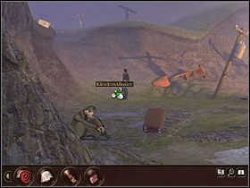 Przy nasypie stoi uszkodzony słup wysokiego napięcia, z którego zwisa urwany iskrzący kabel - Francja - Wybrzeże | Tajne akta 2 Puritas Cordis - Tajne akta 2: Puritas Cordis - poradnik do gry