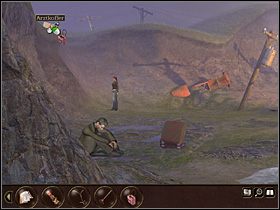 Teraz wystarczy zadrzeć głowę do góry, bo zobaczyć, że na nasypie (na wprost Niny) znajduje się drogowskaz (niestety - nie sposób odczytać nazwy miejscowości), a na nasypie po lewej wylądowała apteczka - Francja - Wybrzeże | Tajne akta 2 Puritas Cordis - Tajne akta 2: Puritas Cordis - poradnik do gry