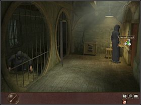 Nasz bohater wraz z zupą maszeruje na dziedziniec i wręcza ją siedzącemu przed drzwiami do więzienia strażnikowi - Francja - Zamek (cz.3) | Tajne akta 2 Puritas Cordis - Tajne akta 2: Puritas Cordis - poradnik do gry