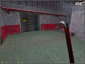 Przedostań się przez zielone skrzynie i gdy tylko spadniesz na dół, zatrzymaj się - [Opis przejścia Half-Life] Weve Got Hostiles - cz. 1 - Half-Life - poradnik do gry