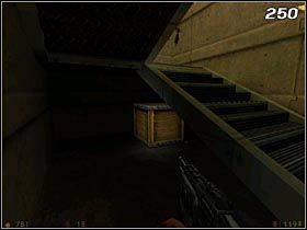 Gdy zejdziesz na dół po schodach [#249] , zajrzyj pod te ostatnie z włączoną latarką - [Opis przejścia Half-Life] On a Rail - cz. 2 - Half-Life - poradnik do gry