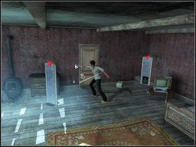 Za telewizorem znajdujemy kabel zasilający , który wyrywamy z odbiornika #1 - Rozdział I - Paloma | Opis Przejścia | Still Life 2 - Still Life 2 - poradnik do gry