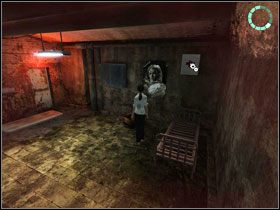 Przesuwamy pozbawione materaca łóżko #1 , co pozwala nam na dostanie się do zawieszonej pod sufitem apteczki #2 - Rozdział III - Paloma (cz.1) | Opis Przejścia | Still Life 2 - Still Life 2 - poradnik do gry