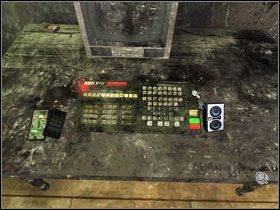 Naprzeciwko drzwi do pokoju, pod stołem #1 znajdujemy zasilacz (transformer without cord) - Rozdział VI - McPherson | Opis Przejścia | Still Life 2 - Still Life 2 - poradnik do gry