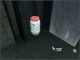 Z pomocą metalowej rury otwieramy sobie zamkniętą szafkę #1 , a z jej wnętrza zabieramy plastikową beczkę (plastic can) oraz magnes #2 - Rozdział VII - Paloma | Opis Przejścia | Still Life 2 - Still Life 2 - poradnik do gry