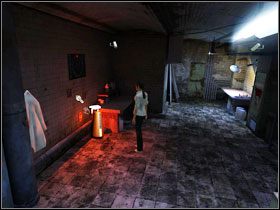 Woreczek z proszkiem (powder revealer) łączymy (combine) #1 ze spryskiwaczem pełnym wody (water spray) , a produkt końcowy rozprowadzamy na jednej ze ścian, w miejscu pomiędzy literami P, a E #2 - Rozdział III - Paloma (cz.2) | Opis Przejścia | Still Life 2 - Still Life 2 - poradnik do gry