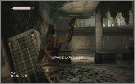 Pamiętaj, że nie możesz w tym miejscu czekać zbyt długo, ponieważ wróg do ciebie podejdzie i zabije cię jednym uderzeniem - Rozdział 3 - Nowi znajomi (cz.3) | Opis przejścia | Terminator Ocalenie - Terminator: Ocalenie - poradnik do gry