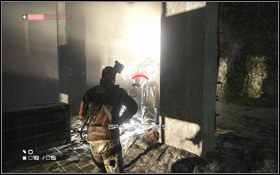 Ukryj się za jednym z filarów i poczekaj, aż twój towarzysz na stoliku w lewym narożniku, przygotuje kolejne bomby [1] - Rozdział 3 - Nowi znajomi (cz.3) | Opis przejścia | Terminator Ocalenie - Terminator: Ocalenie - poradnik do gry