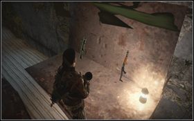 Po ostatnią partię uzbrojenia należy wejść na górę po metalowej kładce [1] - Rozdział 5 - Podziemia (cz.1) | Opis przejścia | Terminator Ocalenie - Terminator: Ocalenie - poradnik do gry