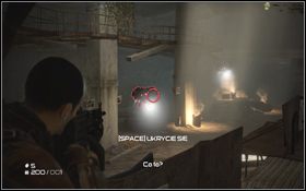 Skieruj się na podwyższenie z prawej [1] , a kiedy rozpocznie się atak zacznij z RKM-u ostrzeliwać nadlatujące aerostaty [2] - Rozdział 5 - Podziemia (cz.2) | Opis przejścia | Terminator Ocalenie - Terminator: Ocalenie - poradnik do gry