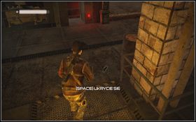 Idąc dalej prosto znajdziesz strzelbę [1] leżącą przy metalowych skrzyniach z lewej - Rozdział 7 - Angie (cz.1) | Opis przejścia | Terminator Ocalenie - Terminator: Ocalenie - poradnik do gry