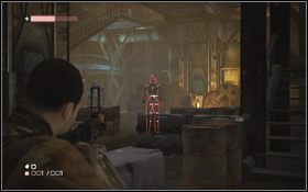 Zejdź na dół po schodach z lewej i podnieś ładunek wybuchowy oraz granatnik [1] - Rozdział 9 - Za ruch oporu (cz.1) | Opis przejścia | Terminator Ocalenie - Terminator: Ocalenie - poradnik do gry