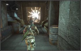 Po chwili dobiegniesz do platformy prowadzącej na dół [1] , a następnie do korytarza [2] na końcu którego czeka śmigłowiec - Rozdział 9 - Za ruch oporu (cz.2) | Opis przejścia | Terminator Ocalenie - Terminator: Ocalenie - poradnik do gry