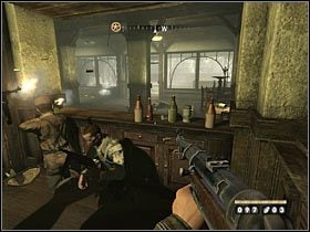 Wrogów dobrze byłoby zaskoczyć ustawiając się przy lewej okiennicy i niszcząc ją w wyniku ostrzału - Etap 1 - Stacja kolejowa (cz.1) | Opis przejścia Wolfenstein - Wolfenstein - poradnik do gry