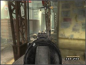 Zgodnie z otrzymaną wskazówką, widocznych na stacji kolejowej wrogów możesz obrzucić z użyciem znalezionych do tej pory granatów (domyślnie klawisz G) - Etap 1 - Stacja kolejowa (cz.1) | Opis przejścia Wolfenstein - Wolfenstein - poradnik do gry