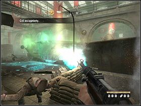 Biegnij w stronę stanowiska i zgodnie z otrzymanym rozkazem przejmij nad nim kontrolę (klawisz akcji) - Etap 1 - Stacja kolejowa (cz.2) | Opis przejścia Wolfenstein - Wolfenstein - poradnik do gry