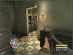 Przeciwników, którzy pojawią się w kolejnym pomieszczeniu, dobrze byłoby obrzucić granatami, a następnie załatwić niedobitki z pomocą karabinu - Etap 13 - Szpital (cz.1) | Opis przejścia Wolfenstein - Wolfenstein - poradnik do gry